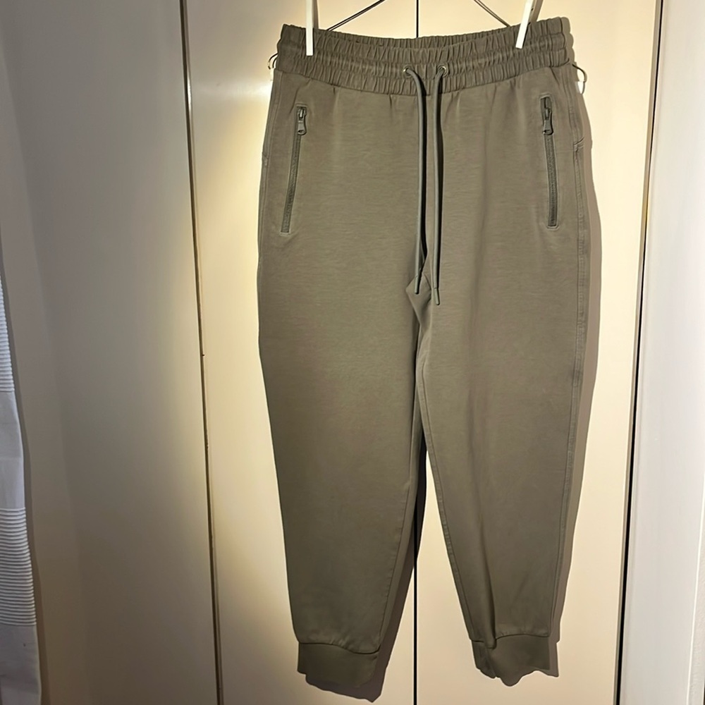 Old Navy Active Dynamic Fleece Size M Color
Olive Green